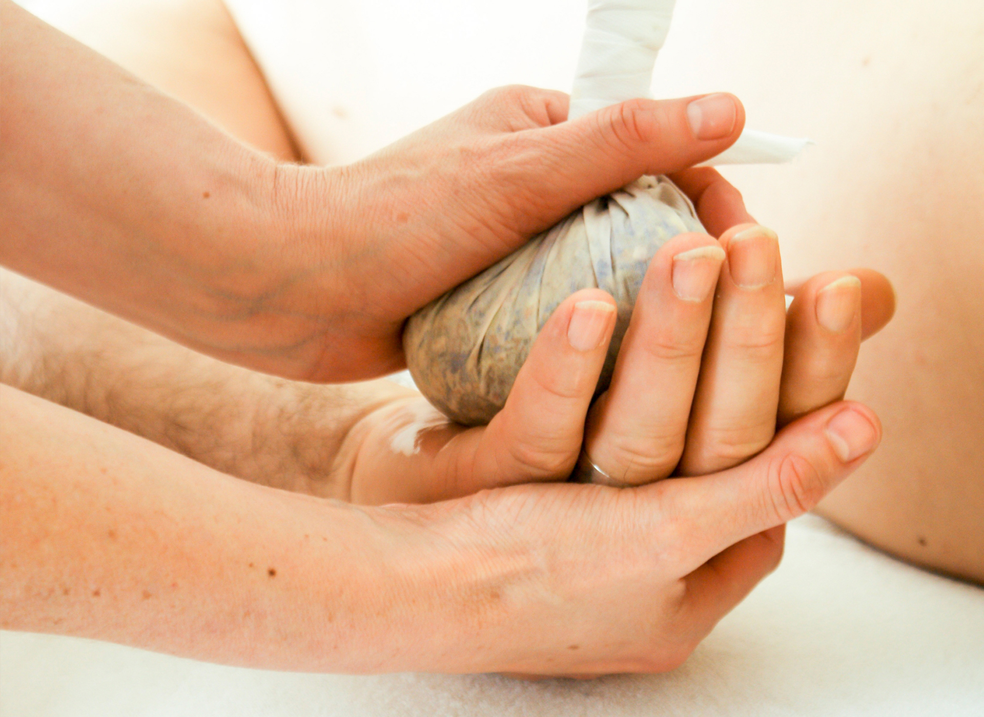 VHN_389717_KruidenstempelMassage Basische kruidenstempel massage